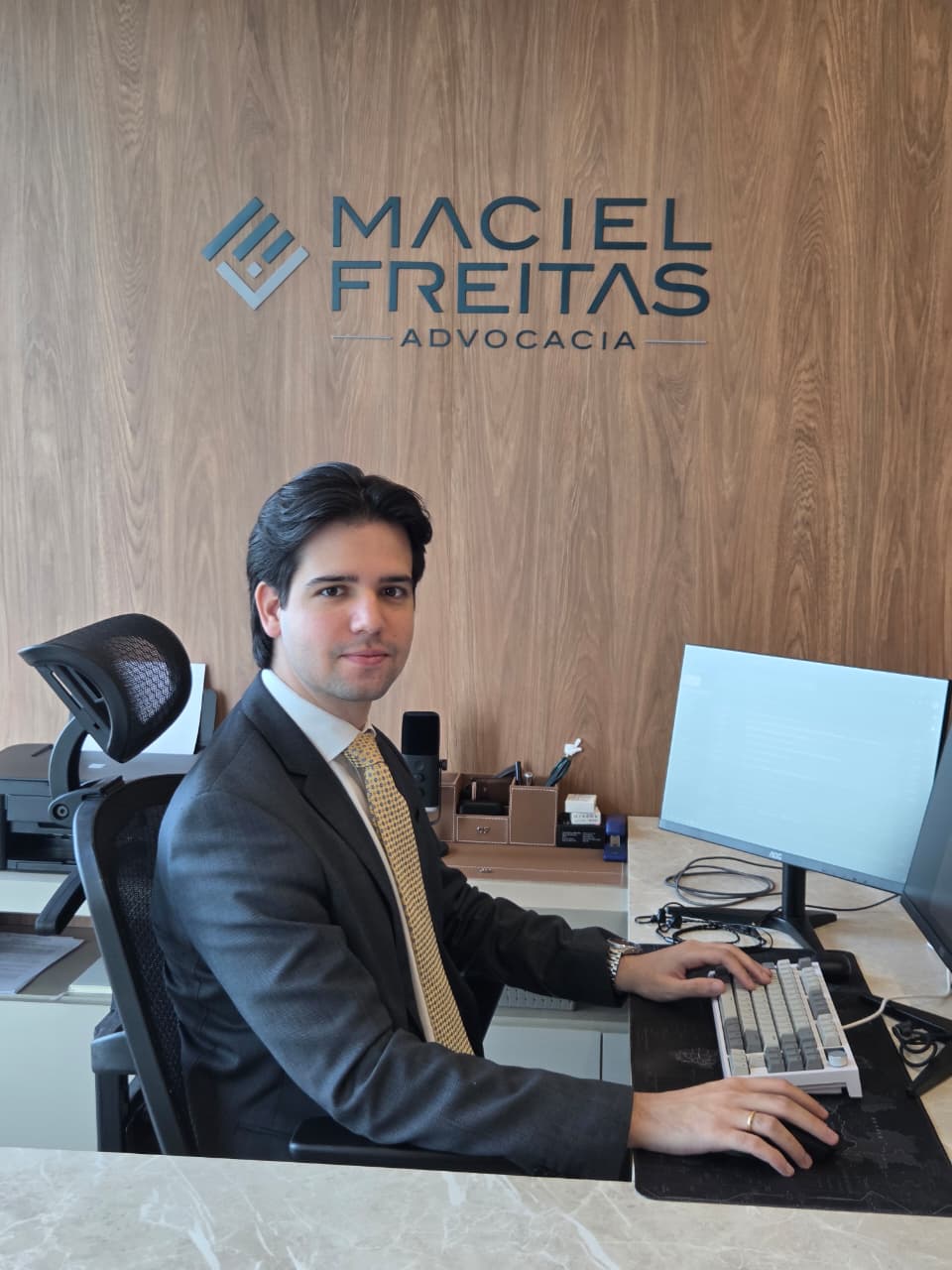 Dr. Guilherme Freitas trabalhando na sede do escritório Maciel Freitas Advocacia, no RioMar Trade Center, Recife